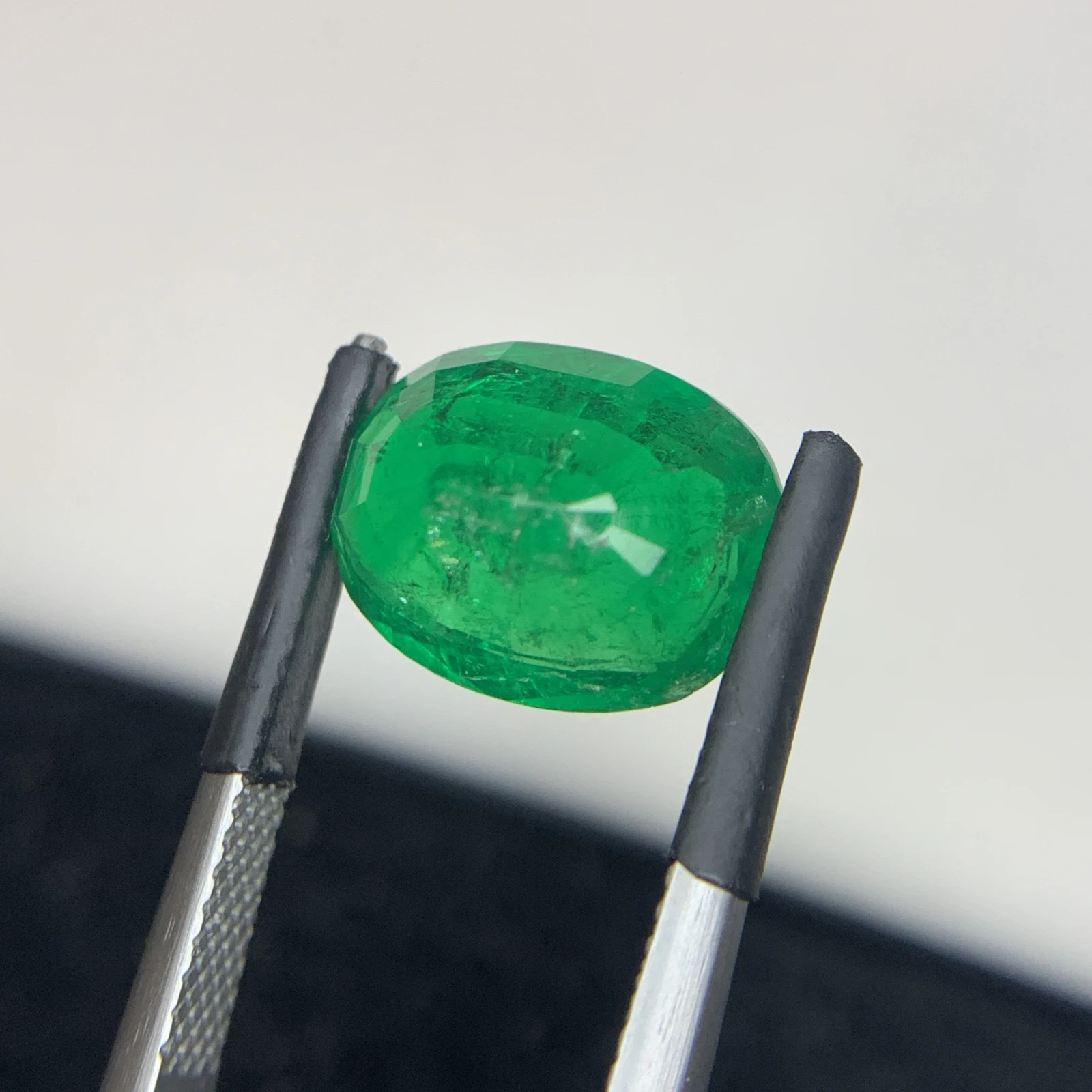 Natural 4.70 Carat Vivid Green Emerald Zambia Faceted Loose Gemstone — view 7